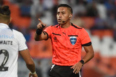 Chilean referee Francisco Gilabert gestures during the Copa Sudamericana group stage football match between Argentina's Godoy Cruz and Brazil's Gremio at the Malvinas Argentinas stadium in Mendoza, Argentina, on April 24, 2025. (Photo by Andres LARROVERE / AFP)<!-- NICAID(16023853) -->