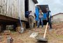 Voluntários de diferentes lugares do mundo reformam casas em comunidade de Farroupilha