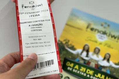 Pessoas de baixa renda poderão obter ingressos gratuitos para participar da 25ª Festa Nacional do Kiwi, que começam a ser distribuídos a partir de segunda-feira (29), das 9h às 16h, no Centro de Referência de Assistência Social (CRAS I e CRAS II); no Centro de Referência Especializado da Assistência Social de Farroupilha (CREAS); no Centro de Convivência dos Idosos, e na Secretaria Municipal de Habitação e Assistência Social, localizada no Anexo II da Prefeitura, na Rua Tiradentes, 411. <!-- NICAID(15743665) -->