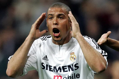 FBL-SPAIN-REAL MADRID-MALLORCAReal Madrid Brazilian Ronaldo reacts in a Liga match against Mallorca in Madrid 08 May 2004. (Photo by JAVIER SORIANO / AFP)Editoria: SPOLocal: MadridIndexador: JAVIER SORIANOSecao: soccerFonte: AFP<!-- NICAID(15901050) -->