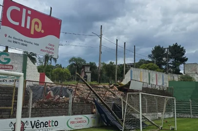 Muro cai no Estádio Antonio Davi Farina, em Veranópolis<!-- NICAID(16176455) -->