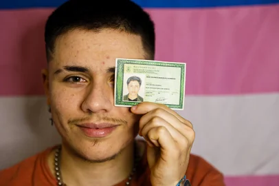 Cartórios de Registro Civil do estado registraram mais de 590 mudanças de nome e gênero de pessoas transgênero desde 2018. Além dos dados, vamos contar a história do João Vicente, homem trans que passou pelo processo de troca de nome em 2021. - Camila Hermes/Agência RBS<!-- NICAID(15467833) -->