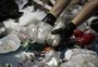 Produtos feitos de falso plástico biodegradável são vendidos em supermercados do país, mostra pesquisa