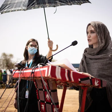 US actress Angelina Jolie, United Nations High Commissioner for Refugees (UNHCR) special envoy, gives a statement in Goudebo, a camp that welcomes more than 11,000 Malian refugees in northern Burkina Faso, on International Refugee Day on June 20, 2021. - Oscar-winning actor Angelina Jolie on Sunday visited a refugee camp in Burkina Faso sheltering thousands of Malians who have fled jihadist violence in the region. Jolie visited the camp at Goudebou, in the northeast of the landlocked west African country, as part of her role as an ambassador for the UN refugee organisation, the UNHCR. (Photo by OLYMPIA DE MAISMONT / AFP)Editoria: POLLocal: Camp de GoudébouIndexador: OLYMPIA DE MAISMONTSecao: refugeeFonte: AFPFotógrafo: STR<!-- NICAID(14813976) -->
