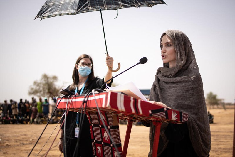 US actress Angelina Jolie, United Nations High Commissioner for Refugees (UNHCR) special envoy, gives a statement in Goudebo, a camp that welcomes more than 11,000 Malian refugees in northern Burkina Faso, on International Refugee Day on June 20, 2021. - Oscar-winning actor Angelina Jolie on Sunday visited a refugee camp in Burkina Faso sheltering thousands of Malians who have fled jihadist violence in the region. Jolie visited the camp at Goudebou, in the northeast of the landlocked west African country, as part of her role as an ambassador for the UN refugee organisation, the UNHCR. (Photo by OLYMPIA DE MAISMONT / AFP)Editoria: POLLocal: Camp de GoudébouIndexador: OLYMPIA DE MAISMONTSecao: refugeeFonte: AFPFotógrafo: STR<!-- NICAID(14813976) -->