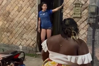 Jojo Todynho, 25 anos, foi tirar satisfação na frente da casa de uma vizinha de sua avó que teria feito comentários gordofóbicos contra a cantora.<!-- NICAID(15235893) -->
