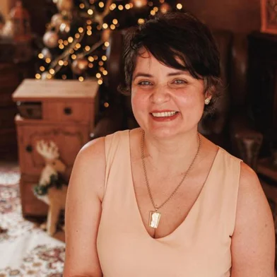 Lucília Paula Borba Camarata foi diagnosticada com um tipo raro de câncer e precisa de auxílio financeiro para custear o tratamento.<!-- NICAID(16037003) -->