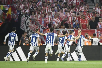 Real Sociedad's Spanish forward #07 Ander Barrenetxea (R) celebrates scoring his team's first goal during the Copa del Rey (King's Cup) final football match between Club Atletico de Madrid and Real Sociedad at La Cartuja stadium in Seville on April 18, 2026. (Photo by CRISTINA QUICLER / AFP)<!-- NICAID(16268655) -->