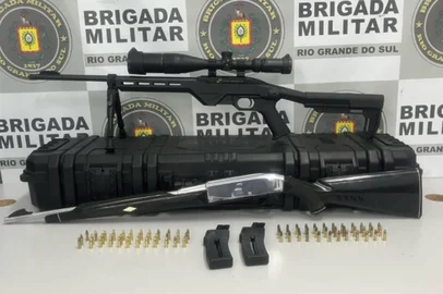 Rifles e munições são apreendidos e homem é preso no bairro Ana Rech, em Caxias do Sul<!-- NICAID(16063610) -->