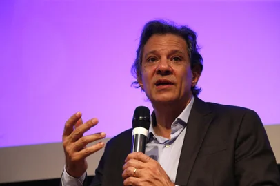 SÃ£o Paulo (SP) 05/04/2024 -  Ministro da Fazenda, Fernando Haddad, participa como painelista do evento Phenomenal World para a AmÃ©rica Latina, no auditÃ³rio do Museu de Arte Moderna de SÃ£o Paulo, ao lado de Adam Tooze, professor da Universidade de Columbia e da mediadora a jornalista  Patricia Campos Mello. Paulo Pinto/AgÃªncia Brasil<!-- NICAID(15735085) -->