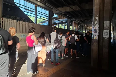 Baldeação com ônibus, espera em filas e transporte alternativo: usuários relatam impactos após acidente interromper trechos da Trensurb<!-- NICAID(16265095) -->