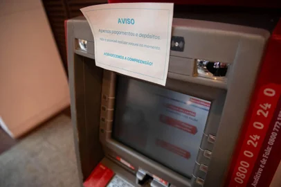PORTO ALEGRE, RS, BRASIL, 16.05.2024: aviso sobre a  falta de cédulas de dinheiro em caixa eletrônico. Foto: Camila Hermes/Agencia RBS<!-- NICAID(15765640) -->