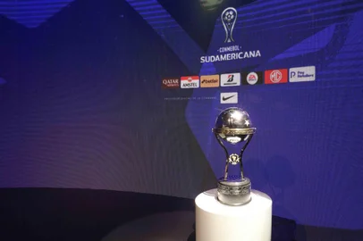 Sorteio da Copa Sul-Americana 2021 em Luque, no Paraguai. No lance, a taça.<!-- NICAID(14754086) -->