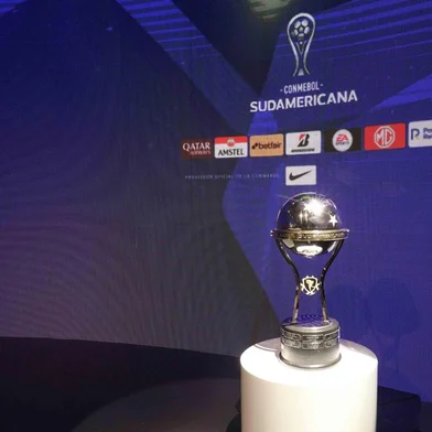 Sorteio da Copa Sul-Americana 2021 em Luque, no Paraguai. No lance, a taça.<!-- NICAID(14754086) -->