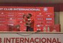 Filha rouba a cena em apresentação de Bruno Henrique no Inter