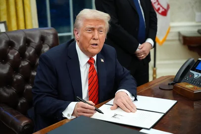 President Trump Signs Executive Orders At The White HouseWASHINGTON, DC - FEBRUARY 10: U.S. President Donald Trump signs a series of executive orders in the Oval Office at the White House on February 10, 2025 in Washington, DC. Trump signed an order imposing a 25 percent tariff on all foreign steel and aluminum imports into the United States.   Andrew Harnik/Getty Images/AFP (Photo by Andrew Harnik / GETTY IMAGES NORTH AMERICA / Getty Images via AFP)Editoria: POLLocal: WashingtonIndexador: ANDREW HARNIKSecao: governmentFonte: GETTY IMAGES NORTH AMERICAFotógrafo: CONTRIBUTOR<!-- NICAID(15973374) -->