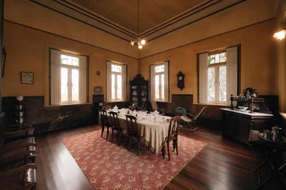 Imagens mostram detalhes da Casa-museu Carlos Barbosa. Em 2025, a Fundação Dr. Carlos Barbosa Gonçalves chega à marca de cinco décadas de atuação na preservação da memória e do legado de Carlos Barbosa Gonçalves e de sua família. A entidade foi fundada em 1975, por desejo testamentário de uma das filhas do líder político, e mantém em Jaguarão, no Sul do Estado, uma Casa Museu onde Carlos Barbosa Gonçalves viveu a maior parte da vida. Nela, é possível encontrar um acervo de mais de 4 mil itens catalogados, entre vestimentas, mobília e objetos da residência do final do século XIX, e diversos documentos que são parte da história do Rio Grande do Sul.Christian Bertuol/Fundação Dr. Carlos Barbosa Gonçalves/Divulgação<!-- NICAID(16000152) -->