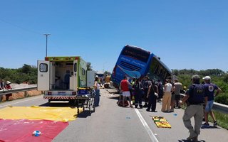 Bloqueio total na BR-116 em Pelotas provoca filas de quilômetros após colisão com mortes<!-- NICAID(16196969) -->