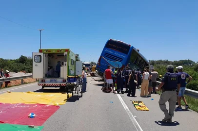 Bloqueio total na BR-116 em Pelotas provoca filas de quilômetros após colisão com mortes<!-- NICAID(16196969) -->