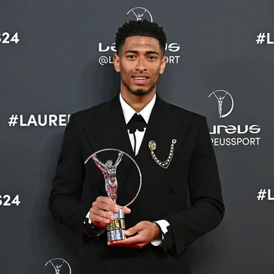 Real Madrid's English midfielder #5 Jude Bellingham poses with his Laureus World Breakthrough of the Year award during the 25th Laureus World Sports Awards gala in Madrid on April 22, 2024. (Photo by JAVIER SORIANO / AFP)Editoria: SPOLocal: MadridIndexador: JAVIER SORIANOSecao: sports awardsFonte: AFPFotógrafo: STF<!-- NICAID(15741632) -->