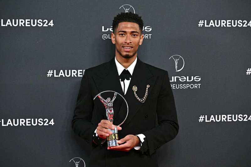 Real Madrid's English midfielder #5 Jude Bellingham poses with his Laureus World Breakthrough of the Year award during the 25th Laureus World Sports Awards gala in Madrid on April 22, 2024. (Photo by JAVIER SORIANO / AFP)Editoria: SPOLocal: MadridIndexador: JAVIER SORIANOSecao: sports awardsFonte: AFPFotógrafo: STF<!-- NICAID(15741632) -->