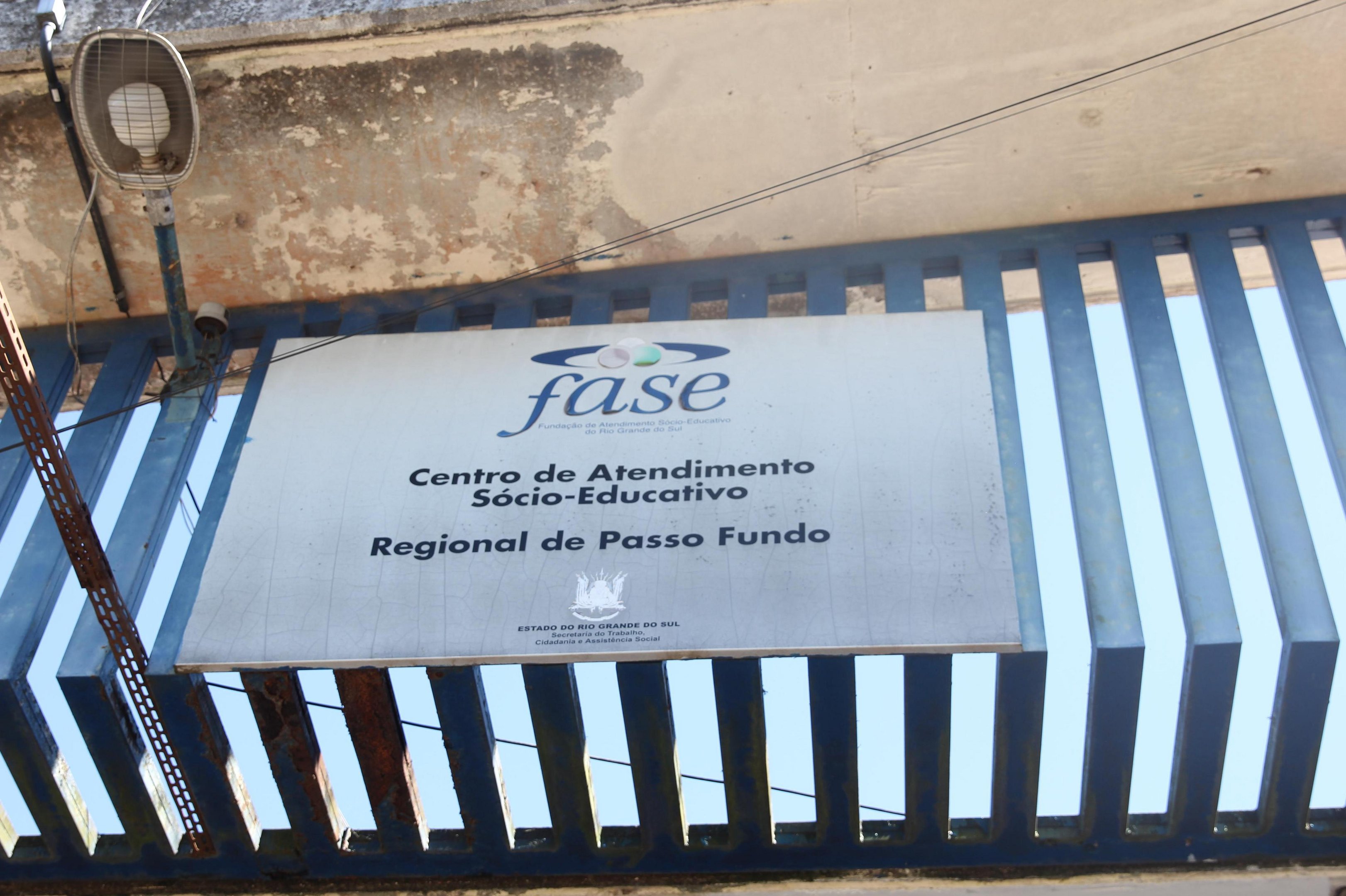 Servidor &eacute; indiciado por facilitar entrada de celulares para menores infratores na Fase de Passo Fundo