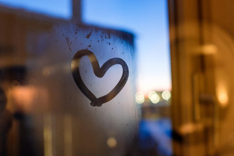 Drawing heart on window in winter season - GENTILEZAIndexador: MUMEMORISEFonte: 242606557<!-- NICAID(15334649) -->