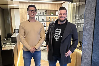 Marcos Roberto Couto, proprietário do Gallo Food & Wine (à esquerda) e Leonardo Curra, sócio-proprietário da Vinhos Nacionais. <!-- NICAID(16096346) -->