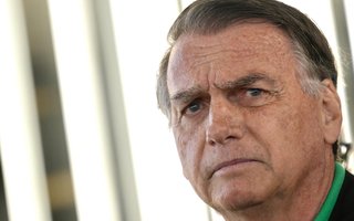 Former Brazilian President Jair Bolsonaro gestures as he speaks to the press at the Federal Senate in Brasilia on July 17, 2025. A prosecutor asked Brazil's Supreme Court on Tuesday to find Bolsonaro guilty of plotting a coup, in closing arguments after a trial that saw US President Donald Trump try to intervene on behalf of his right-wing ally. (Photo by Mateus Bonomi / AFP)Editoria: CLJLocal: BrasíliaIndexador: MATEUS BONOMISecao: coup d'etatFonte: AFPFotógrafo: STR<!-- NICAID(16083123) -->