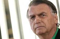 Former Brazilian President Jair Bolsonaro gestures as he speaks to the press at the Federal Senate in Brasilia on July 17, 2025. A prosecutor asked Brazil's Supreme Court on Tuesday to find Bolsonaro guilty of plotting a coup, in closing arguments after a trial that saw US President Donald Trump try to intervene on behalf of his right-wing ally. (Photo by Mateus Bonomi / AFP)Editoria: CLJLocal: BrasíliaIndexador: MATEUS BONOMISecao: coup d'etatFonte: AFPFotógrafo: STR<!-- NICAID(16083123) -->