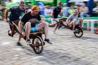 CAXIAS DO SUL, RS, BRASIL, 17/01/2026. Primeiro dia de Jogos Coloniais da Festa da Uva 2016, em Caxias do Sul, movimentou a comunidade de Linha 40, no interior do município. Evento contou com a presença do trio de soberanas da Festa e reuniu dezenas de moradores para participar das modalidades. (Neimar De Cesero/Agência RBS)Indexador: Neimar De Cesero<!-- NICAID(16206051) -->