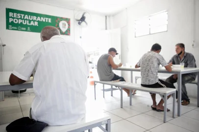 Guaiba, RS, Brasil, 25-01-2022: Almoço no Restaurante Popular de Guaíba. Com o aumento da insegurança alimentar, cresce o número de restaurantes populares na Região Metropolitana de Porto Alegre. Estabelecimentos atendem famílias de baixa renda, idosos vulneráveis e moradores de rua. (Foto: Mateus Bruxel / Agência RBS)Indexador: Mateus Bruxel<!-- NICAID(14998236) -->