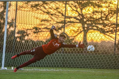 goleiro fabricio do inter em treino