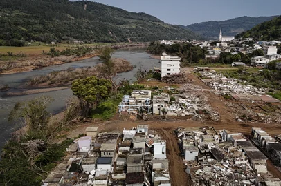 Mucum, RS, Brasil, 03-09-2024: Cemiterio e casas destruidas em Mucum. Ha um ano, a pequena cidade do Vale do Taquari, foi devastada pela enchente e pelo menos 15 pessoas morreram no municipio. Foto: Mateus Bruxel / Agencia RBSLocal: MuÃ§umIndexador: Mateus Bruxel<!-- NICAID(15857058) -->