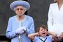 Britain's Prince Louis of Cambridge (R) holds his ears as he stands next to Britain's Queen Elizabeth II to watch a special flypast from Buckingham Palace balcony following the Queen's Birthday Parade, the Trooping the Colour, as part of Queen Elizabeth II's platinum jubilee celebrations, in London on June 2, 2022. - Huge crowds converged on central London in bright sunshine on Thursday for the start of four days of public events to mark Queen Elizabeth II's historic Platinum Jubilee, in what could be the last major public event of her long reign. (Photo by Daniel LEAL / AFP)Editoria: HUMLocal: LondonIndexador: DANIEL LEALSecao: imperial and royal mattersFonte: AFPFotógrafo: STF<!-- NICAID(15113091) -->
