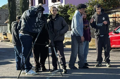 O curta-metragem "Operação Festa Surpresa", produzido por 20 estudantes do projeto social Cinema Conquista, na zona sul de Caxias do Sul, será exibido no dia 12 de novembro, no GNC Cinemas. A produção conta a história de um grupo de amigos que deseja celebrar o aniversário de um dos colegas e precisa localizar o DJ que fará a festa acontecer. A estreia será para os alunos das escolas dos participantes, mas a produção também ficará disponível para o público em geral posteriormente. <!-- NICAID(16159732) -->