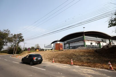 CAXIAS DO SUL, RS, BRASIL, 18/08/2024. A reportagem foi até os Pavilhões da Festa da Uva, para conferir o andamento das obras para melhoria do parque. Na foto, obras no portão 7. (Bruno Todeschini/Agência RBS)Indexador: Bruno Todeschini<!-- NICAID(15843470) -->
