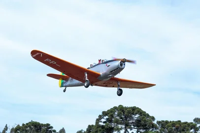 Restaurada, aeronave usada para formar pilotos para a segunda guerra faz voo inaugural no aeroclube de Garibaldi.<!-- NICAID(16039642) -->