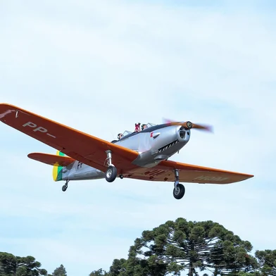 Restaurada, aeronave usada para formar pilotos para a segunda guerra faz voo inaugural no aeroclube de Garibaldi.<!-- NICAID(16039642) -->