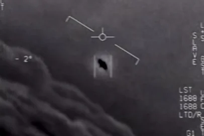 (FILES) This file video grab image obtained April 28, 2020 courtesy of the US Department of Defense shows part of an unclassified video taken by Navy pilots that have circulated for years showing interactions with "unidentified aerial phenomena". - Are aliens watching us? That's what Americans hope to find out when a report on the US government's secret files on UFOs goes to Congress next month after years of sightings and videos suggesting that highly advanced extraterrestrials are, indeed, out there.But the report from the Director of National Intelligence, pulled together with classified military files, could fall short of explaining scores of purported unidentified flying object incidents over decades. (Photo by Handout / DoD / AFP) / RESTRICTED TO EDITORIAL USE - MANDATORY CREDIT "AFP PHOTO /US DEPARTMENT OF DEFENSE/HANDOUT " - NO MARKETING - NO ADVERTISING CAMPAIGNS - DISTRIBUTED AS A SERVICE TO CLIENTS / To go with AFP story by Sylvie LANTEAUME: "Looming US intelligence report to address UFOs"<!-- NICAID(14800627) -->