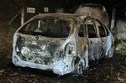 Um carro foi incendiado na madrugada desta segunda-feira (7) no bairro Morro Santana, na zona leste de Porto Alegre. <!-- NICAID(16074626) -->
