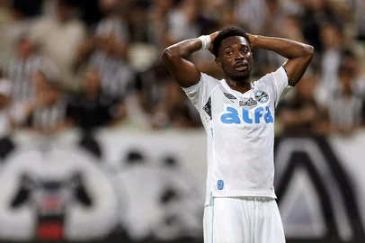 CEARÃ? X GRÃŠMIOCE - BRASILEIRÃO/CEARÁ X GRÊMIO - ESPORTES - Amuzu, do Grêmio, na partida entre Ceará e Grêmio válida pela segunda rodada do Campeonato Brasileiro 2025,   realizada no Estádio Castelão, em Fortaleza, neste sábado, 5.   05/04/2025 - Foto: MIGUEL ANGELO VIANA NETO/PERA PHOTO PRESS/ESTADÃO CONTEÚDOEditoria: ESPLocal: FORTALEZAIndexador: MIGUEL ANGELO VIANA NETOSecao: CearaFonte: Pera Photo PressFotógrafo: PERA PHOTO PRESS<!-- NICAID(16011219) -->
