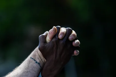 Black lives matter protestMicheal Jones (R) holds hands with Tim Higgins (L) as they protest on the fourth day on the fourth day following Rayshard Brooks' shooting death by police in a Wendy's restaurant parking lot, June 16, 2020, in Atlanta, Georgia. - The fatal shooting of Brooks, a black man, by a white police officer in Atlanta has poured more fuel on the raging US debate over racism, prompting another round of street protests and the resignation of the southern city's police chief. The death of 27-year-old Rayshard Brooks was ruled a homicide by the county medical examiner's office on June 14, 2020, a day after the Wendy's restaurant where he died was set on fire and hundreds of people marched to denounce the killing. (Photo by CHANDAN KHANNA / AFP)Editoria: WARLocal: AtlantaIndexador: CHANDAN KHANNASecao: demonstrationFonte: AFPFotógrafo: STF<!-- NICAID(14674944) -->