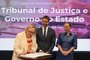 Presidente do Tribunal de Justiça, desembargadora Iris Helena Medeiros Nogueira, assina doação de recursos para a saúde do Estado.<!-- NICAID(15657307) -->