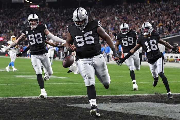 Raiders conseguem massacre histórico na abertura da Semana 15 da NFL