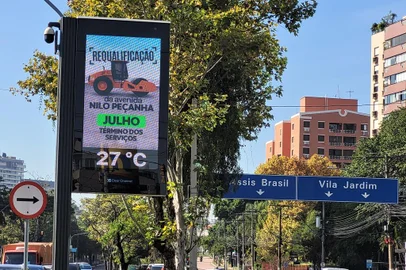 Para dar mais transparência e atualizar os motoristas sobre as intervenções na avenida Nilo Peçanha, a Prefeitura de Porto Alegre fez uma parceria com a empresa de painéis digitais na região. Em meio às propagandas de marcas, o painel também informa sobre o andamento das intervenções realizadas pela Secretaria Municipal de Serviços Urbanos (SMSUrb).<!-- NICAID(15438364) -->