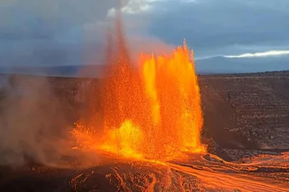 Jatos de lava de até 300 metros de altura: imagens espetaculares do vulcão Kilauea no Havaí, em erupção desde o final de dezembro, foram difundidas no domingo (25) à noite pelo Instituto Geológico dos Estados Unidos (USGS).<!-- NICAID(16045861) -->