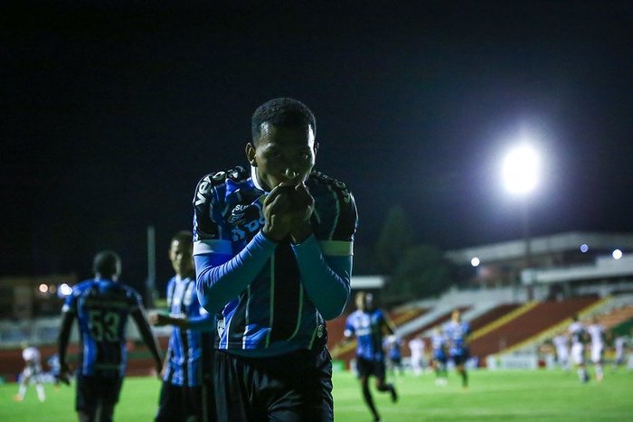 Emprestado pelo Grêmio, atacante do Caxias celebra dois gols sobre o Inter