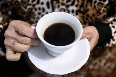 PORTO ALEGRE, RS, BRASIL, 23-09-2026: Alzira Gonçalves Tendrik, 87 anos, mantém o hábito e tomar café. Ela é case de matéria sobre os benefícios da bebida para quem tem mais de 60 anos. Foto: Bruno Todeschini/Grupo RBS<!-- NICAID(16372215) -->