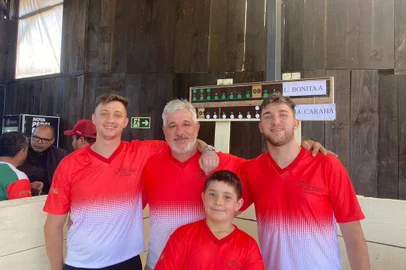 Jogos coloniais da Festa da Colônia em Gramado. Na foto, Luís Carlos Foss ao lado dos filhos Anderson, Antônio e Augusto comemorando o placar de 8 a 0 para eles<!-- NICAID(15415919) -->